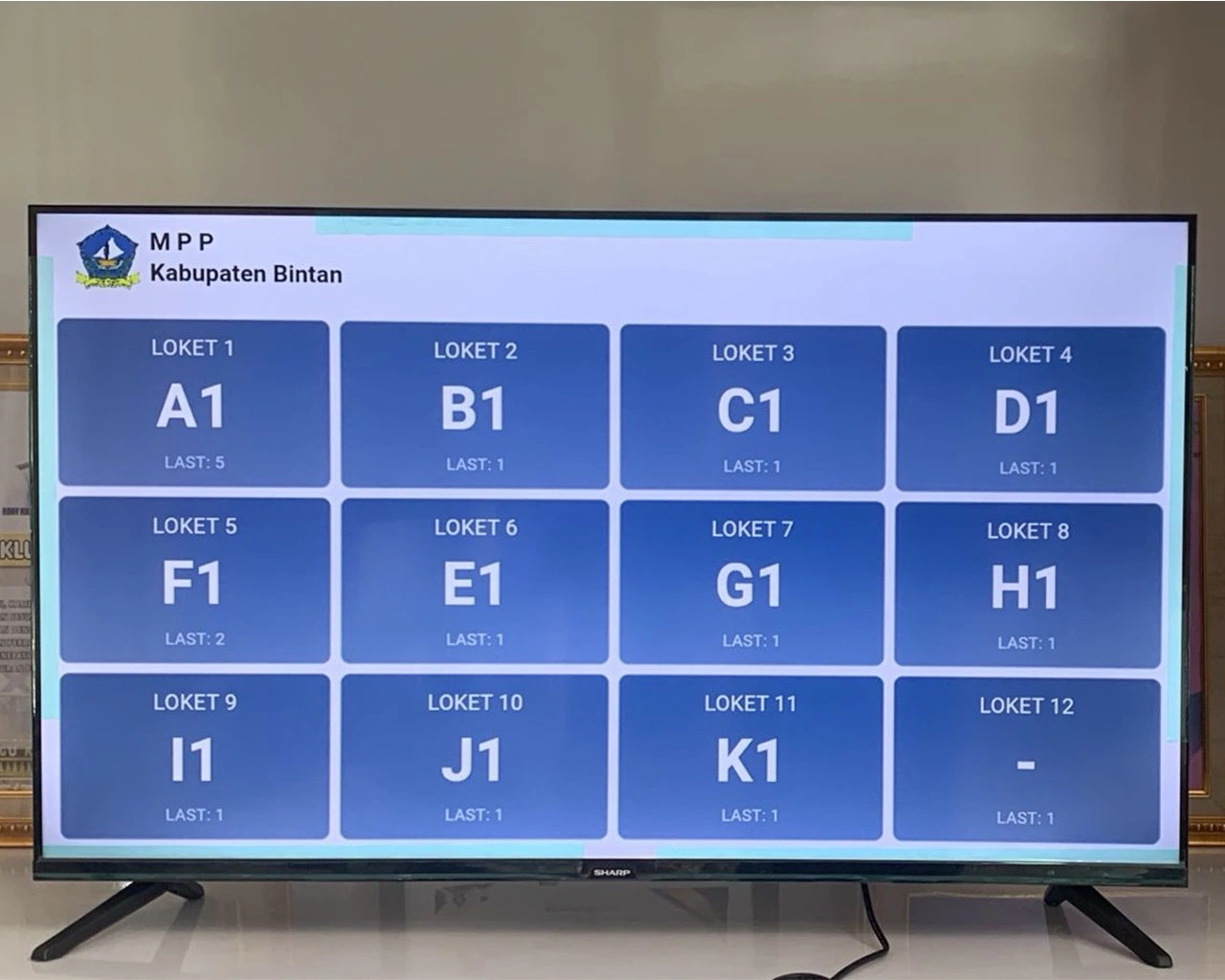 Live queue display TV